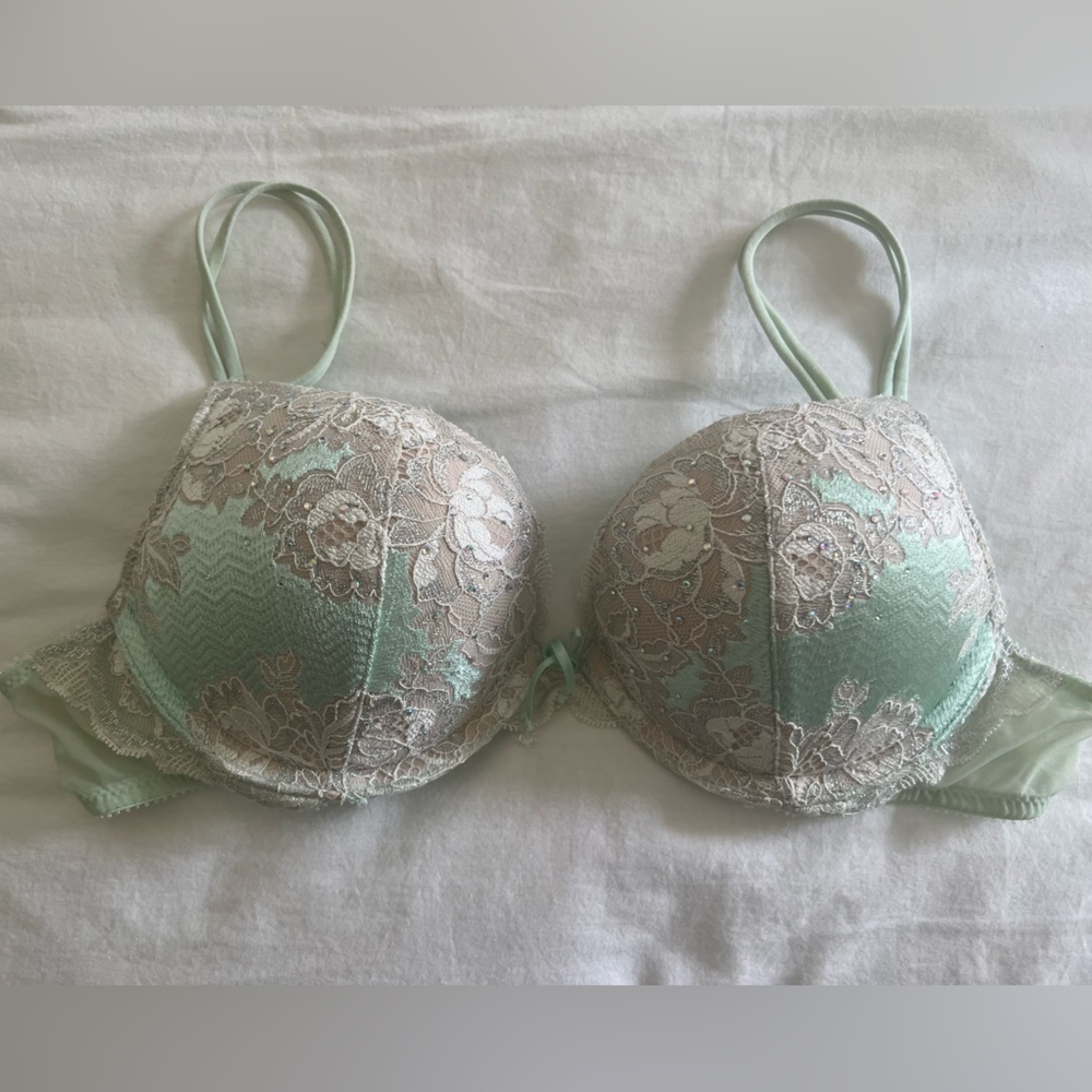 Like new Victorias Secret Bombshell Special Edition Mint lace rhinestone bra 34b